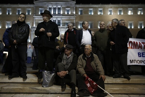 Χιλιάδες συνταξιούχοι στο Σύνταγμα - Διαδηλώνουν κατά των περικοπών στις συντάξεις