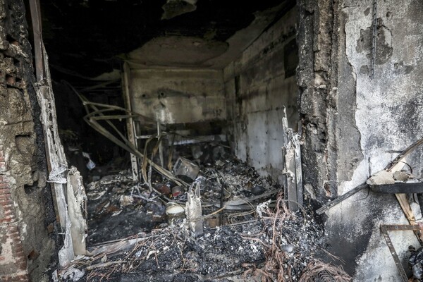 Οικογενειακή τραγωδία στην Κατερίνη: Φωτογραφίες από το διαμέρισμα που τυλίχτηκε στις φλογες