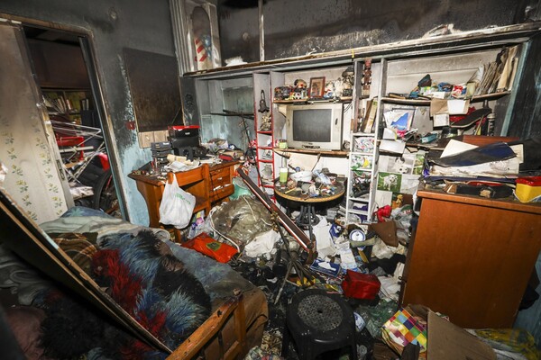 Οικογενειακή τραγωδία στην Κατερίνη: Φωτογραφίες από το διαμέρισμα που τυλίχτηκε στις φλογες
