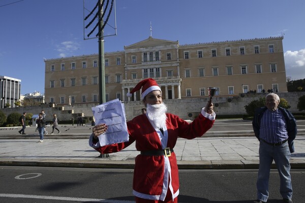 Χιλιάδες διαδήλωσαν στην Αθήνα - Το σκετς με τον Άγιο Βασίλη στην πορεία