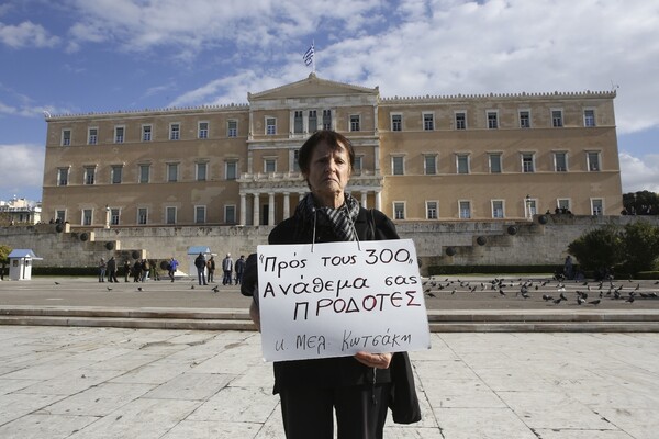 Χιλιάδες διαδήλωσαν στην Αθήνα - Το σκετς με τον Άγιο Βασίλη στην πορεία