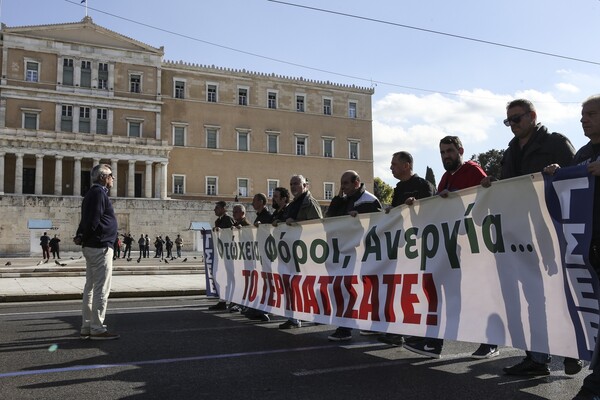 Χιλιάδες διαδήλωσαν στην Αθήνα - Το σκετς με τον Άγιο Βασίλη στην πορεία