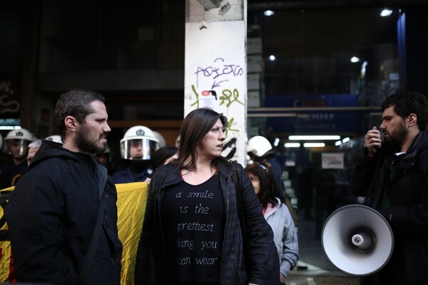 Συγκέντρωση διαμαρτυρίας του κινήματος «Δεν Πληρώνω» έξω από συμβολαιογραφείο στα Εξάρχεια