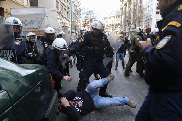 Επεισόδια, τραυματίες και προσαγωγές σε διαδήλωση κατά των πλειστηριασμών στα Εξάρχεια