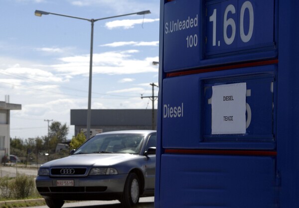Οι φόροι και η αστάθεια στη Μέση Ανατολή ανεβάζουν στα ύψη τις τιμές των καυσίμων