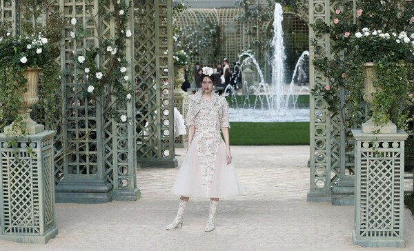 Ο κήπος της Chanel στο Παρίσι με πρωταγωνίστρια την Κάια Γκέρμπερ