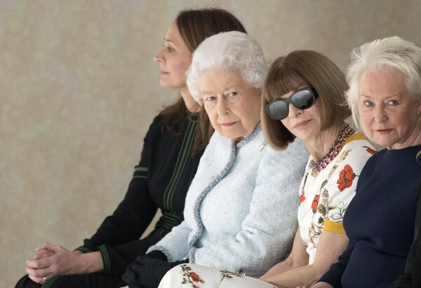 Η Βασίλισσα Ελισάβετ κάνει σπάνια εμφάνιση με την Άννα Γουίντουρ σε επίδειξη μόδας