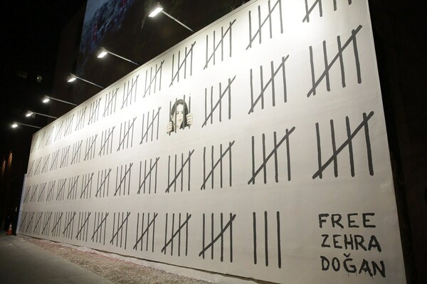 Ο Banksy επέστρεψε στη Νέα Υόρκη: Ο αρουραίος στο ρολόι και η φυλάκιση της δημοσιογράφου Zehra Dogan