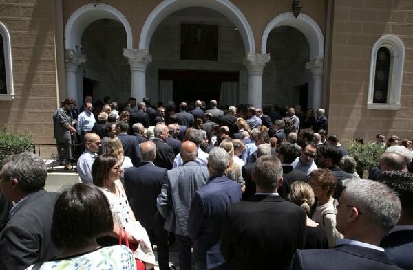 Πολιτικοί, συγγενείς και επιχειρηματίες στην κηδεία του Θεόδωρου Βασιλάκη της Aegean