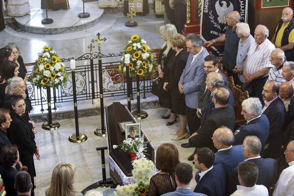 Συγκίνηση στην κηδεία του Χάρρυ Κλυνν - Ο Τσίπρας, γνωστοί καλλιτέχνες και φίλοι αποχαιρέτησαν τον κωμικό που πέθανε στα 78 του