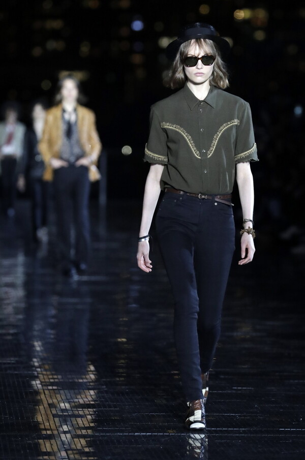 Γκλίτερ καουμπόηδες στο Μανχάταν για τον Yves Saint Laurent
