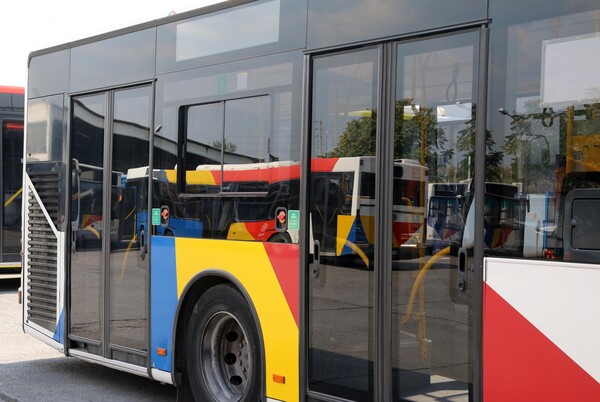 Λεωφορείο εγκλωβίστηκε για 10 ώρες σε δρόμο της Θεσσαλονίκης λόγω παράνομα παρκαρισμένου Ι.Χ
