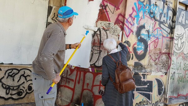 Διαμαρτυρία κατοίκων στο Πεδίον του Άρεως - Η Μιμή Ντενίση έβαψε τοίχο