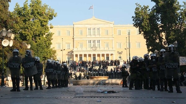 Ένας Έλληνας σκηνοθέτης κατέγραψε όλες τις διαδηλώσεις που έγιναν στα χρόνια της κρίσης