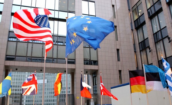 Bloomberg: Η Ευρωζώνη μπορεί να αισιοδοξεί για το 2018