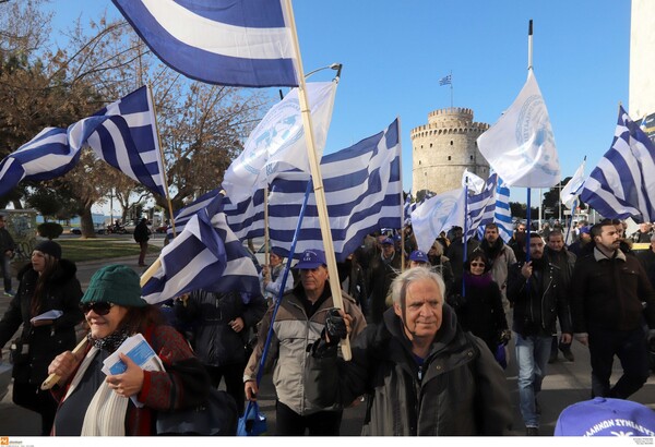 Λένε πως ο Σώρρας κυκλοφορεί μεταμφιεσμένος σε καλόγερο στην Αθήνα, αλλά οι οπαδοί του σήμερα βγήκαν στη Θεσσαλονίκη