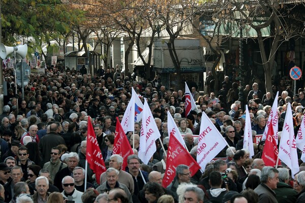 Μεγάλη πορεία του ΠΑΜΕ στο κέντρο της Αθήνας
