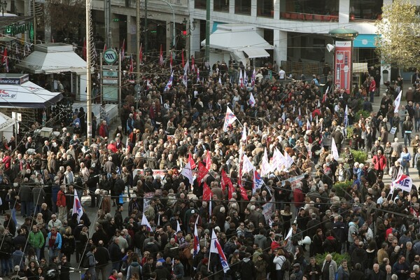 Μεγάλη πορεία του ΠΑΜΕ στο κέντρο της Αθήνας