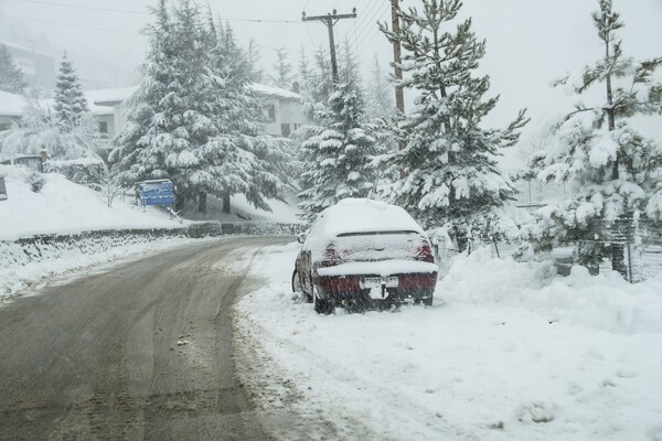 Έβρος: 2 άτομα εγκλωβίστηκαν μέσα στο αυτοκίνητό τους από το χιόνι