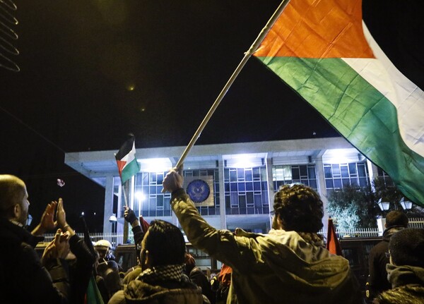 Πορεία διαμαρτυρίας Παλαιστινίων έξω από την αμερικανική πρεσβεία