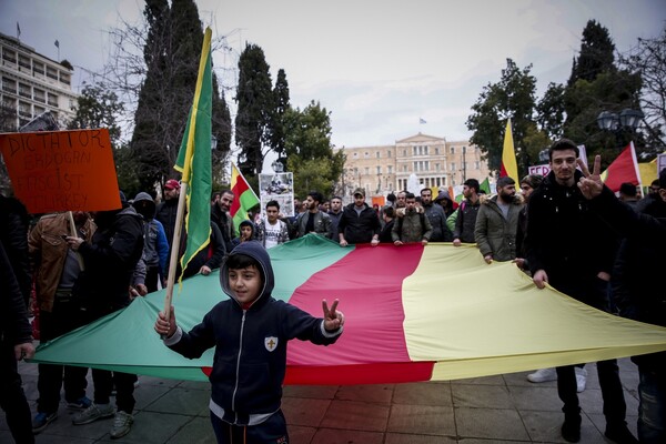 Πορεία Κούρδων στο κέντρο της Αθήνας ενάντια στον πόλεμο του Αφρίν