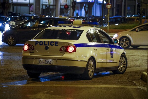 Άγνωστοι προκάλεσαν φθορές σε καταστήματα και αυτοκίνητα στη Θεσσαλονίκη