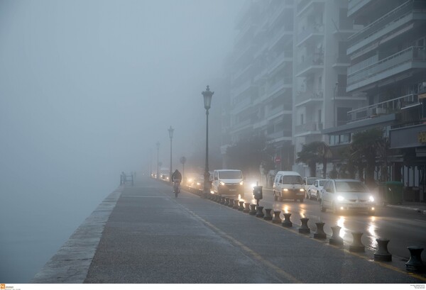 Η ομίχλη στη Θεσσαλονίκη - Το θολό τοπίο μέσα στην πόλη σήμερα