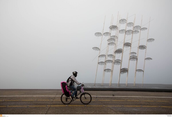 Η ομίχλη στη Θεσσαλονίκη - Το θολό τοπίο μέσα στην πόλη σήμερα