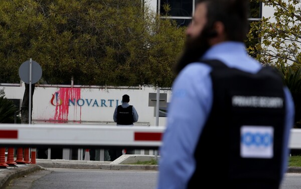Φωτογραφίες από τα γραφεία της Novartis μετά την επίθεση του Ρουβίκωνα