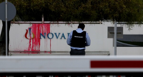 Φωτογραφίες από τα γραφεία της Novartis μετά την επίθεση του Ρουβίκωνα