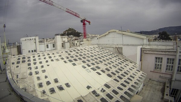Φωτογραφίες από τις εργασίες στην οροφή της Βουλής