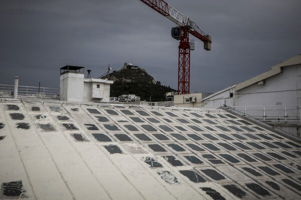 Φωτογραφίες από τις εργασίες στην οροφή της Βουλής