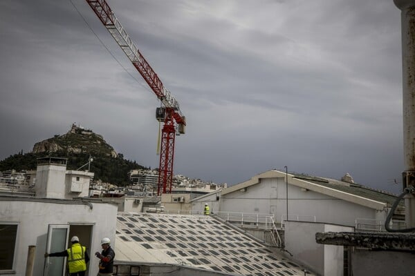 Φωτογραφίες από τις εργασίες στην οροφή της Βουλής