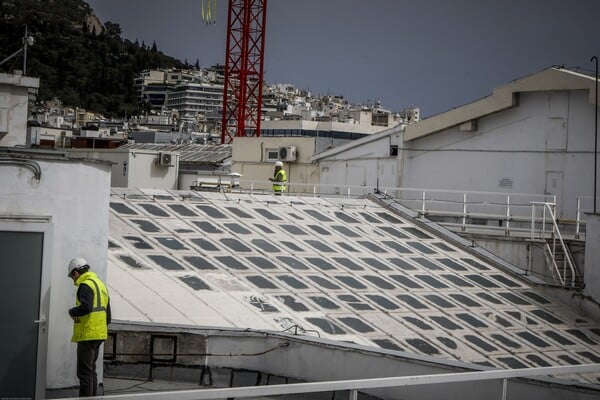 Φωτογραφίες από τις εργασίες στην οροφή της Βουλής