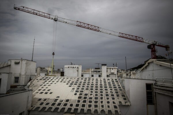 Φωτογραφίες από τις εργασίες στην οροφή της Βουλής