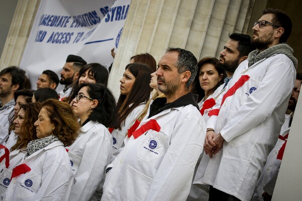 Γιατροί του Κόσμου: Διαμαρτυρία στα Προπύλαια για τον πόλεμο στην Συρία