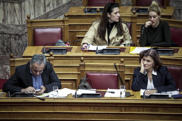 Βουλή: Άρχισε η συζήτηση για την αναδοχή από ομόφυλα ζευγάρια - Επί τάπητος οι ενστάσεις των βουλευτών του ΣΥΡΙΖΑ