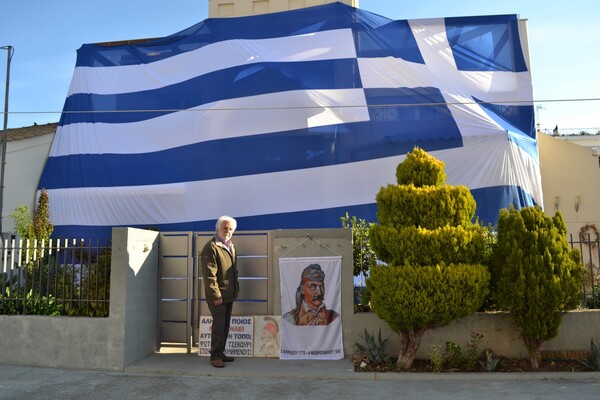 Κάλυψε το σπίτι του με μια πελώρια ελληνική σημαία
