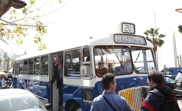 Μια ξεχωριστή βόλτα με το παλιό μπλε λεωφορείο σήμερα στον Πειραιά - ΦΩΤΟΓΡΑΦΙΕΣ