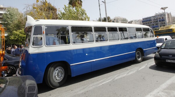 Μια ξεχωριστή βόλτα με το παλιό μπλε λεωφορείο σήμερα στον Πειραιά - ΦΩΤΟΓΡΑΦΙΕΣ