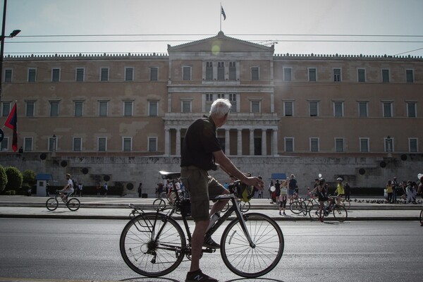 H καλοκαιρινή Αθήνα γεμάτη ποδήλατα