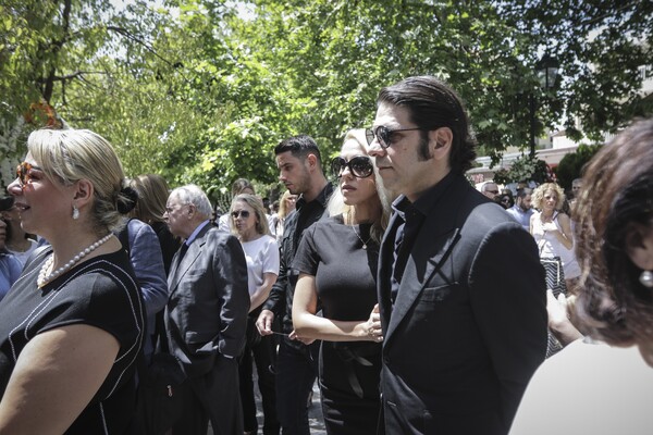 Πολιτικοί, συγγενείς και επιχειρηματίες στην κηδεία του Θεόδωρου Βασιλάκη της Aegean