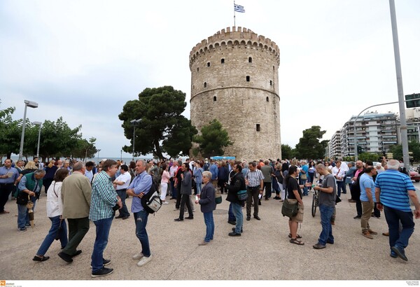 Πολίτες της Θεσσαλονίκης στο Λευκό Πύργο για τον Γιάννη Μπουτάρη - Συγκέντρωση συμπαράστασης
