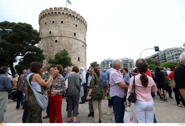 Πολίτες της Θεσσαλονίκης στο Λευκό Πύργο για τον Γιάννη Μπουτάρη - Συγκέντρωση συμπαράστασης