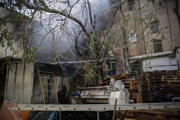 Μεγάλη φωτιά σε αποθήκη ηλεκτρικών ειδών στο Περιστέρι(UPD)