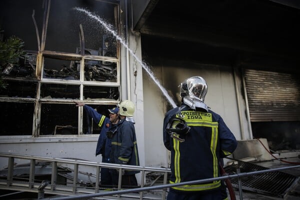 Μεγάλη φωτιά σε αποθήκη ηλεκτρικών ειδών στο Περιστέρι(UPD)