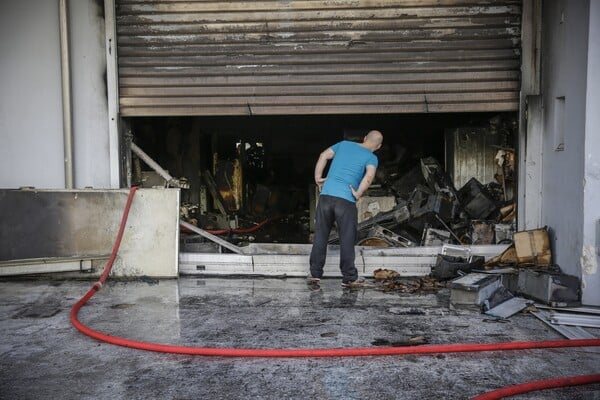 Μεγάλη φωτιά σε αποθήκη ηλεκτρικών ειδών στο Περιστέρι(UPD)