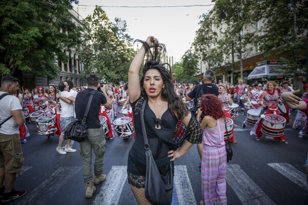 Η Αθήνα φώναξε «Παρούσα» δυνατά και με πάθος - Χιλιάδες άνθρωποι στο Pride της αγάπης, της ισότητας και της ελευθερίας