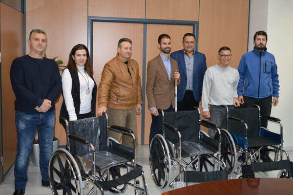 Τρία αναπηρικά αμαξίδια αγοράστηκαν από τον δήμο Αχαρνών χάρη στα πλαστικά καπάκια
