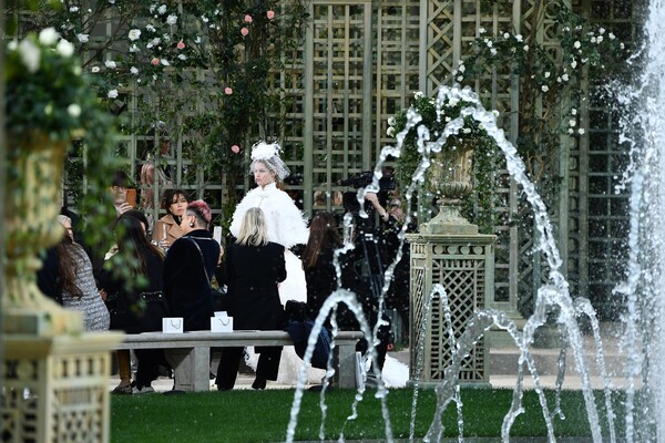 Ο κήπος της Chanel στο Παρίσι με πρωταγωνίστρια την Κάια Γκέρμπερ